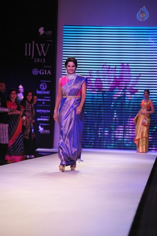 Celebrities at IIJW 2015 Show - 44 / 102 photos