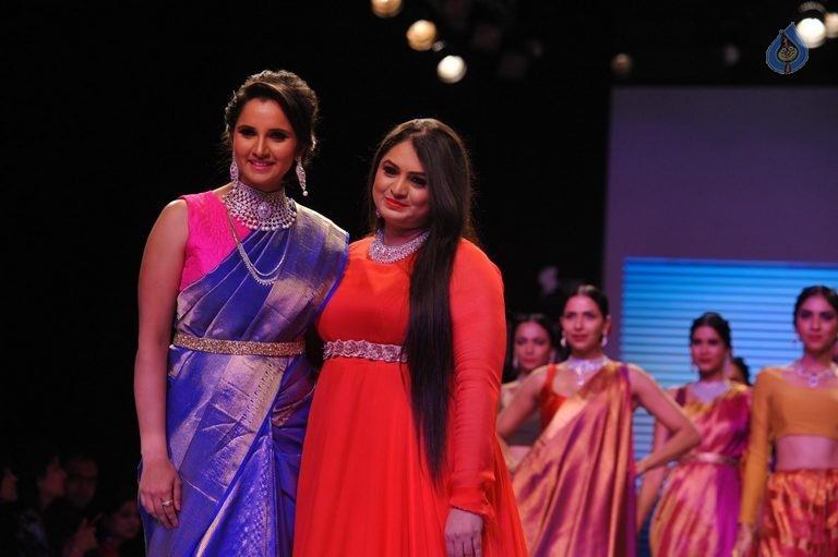 Celebrities at IIJW 2015 Show - 51 / 102 photos