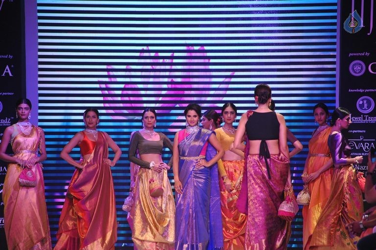 Celebrities at IIJW 2015 Show - 54 / 102 photos
