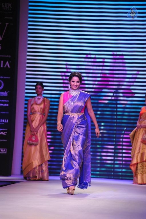 Celebrities at IIJW 2015 Show - 62 / 102 photos