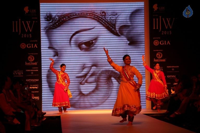 Celebrities at IIJW 2015 Show - 68 / 102 photos