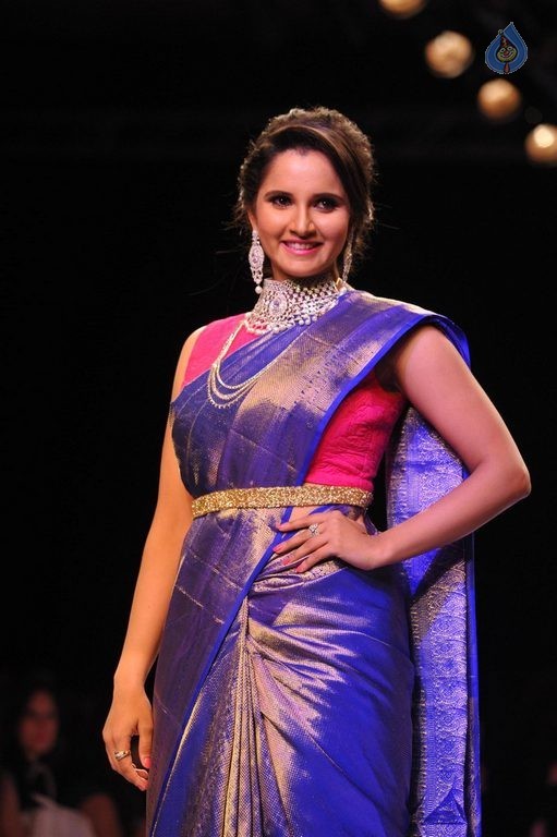 Celebrities at IIJW 2015 Show - 82 / 102 photos