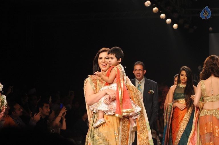 Celebrities at IIJW 2015 Show - 86 / 102 photos