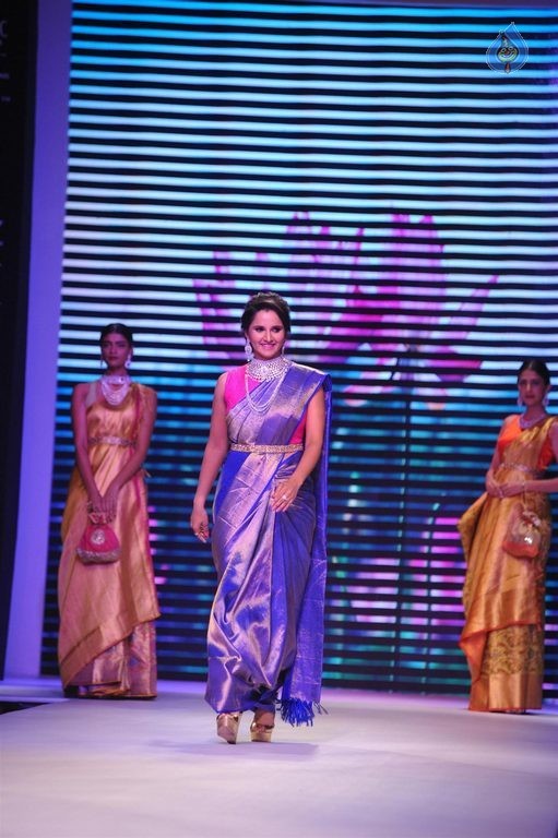 Celebrities at IIJW 2015 Show - 89 / 102 photos