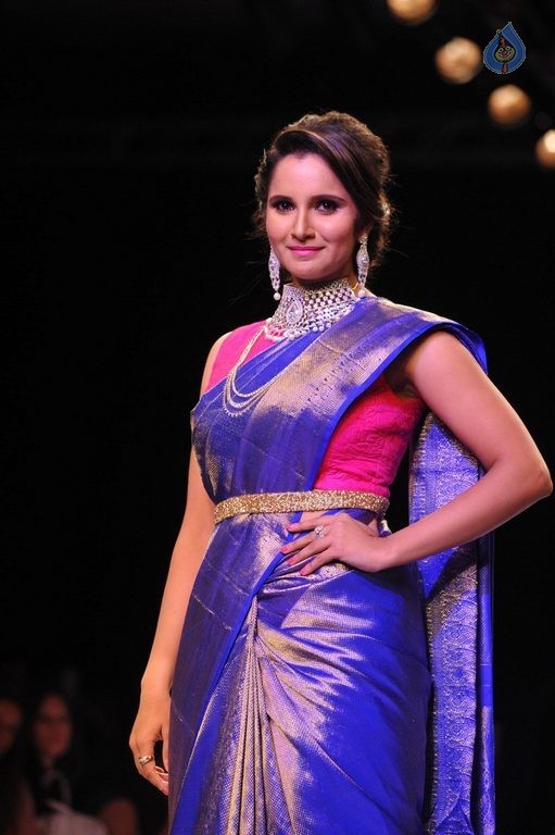 Celebrities at IIJW 2015 Show - 96 / 102 photos