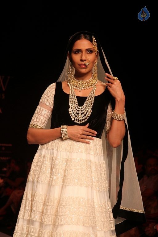 Celebrities at IIJW 2015 Show - 101 / 102 photos