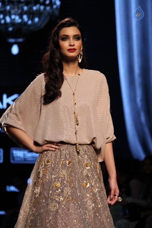 Celebrities at LFW Summer 2017 - 1 / 84 photos