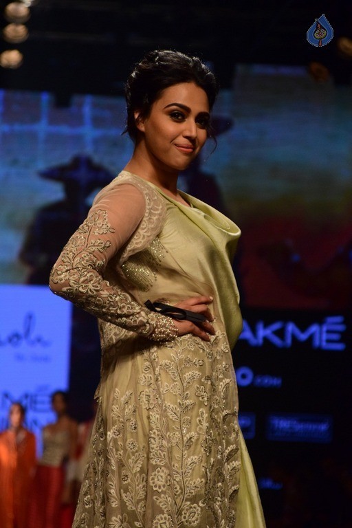 Celebrities at LFW Summer 2017 - 6 / 84 photos