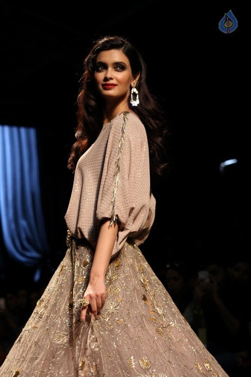 Celebrities at LFW Summer 2017 - 11 / 84 photos