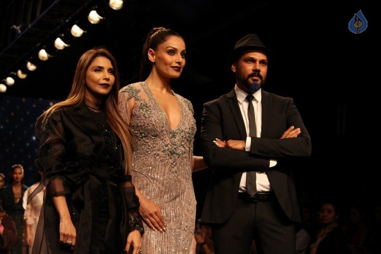 Celebrities at LFW Summer 2017 - 13 / 84 photos