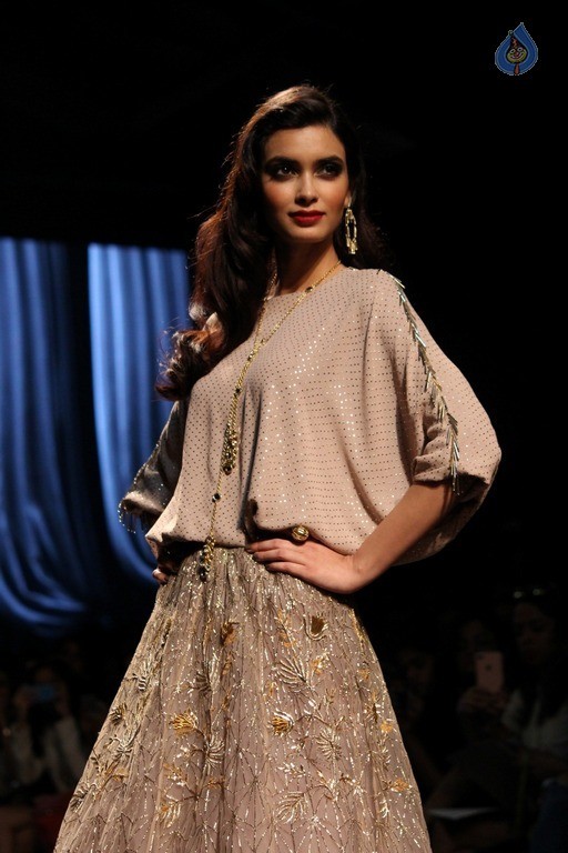 Celebrities at LFW Summer 2017 - 23 / 84 photos