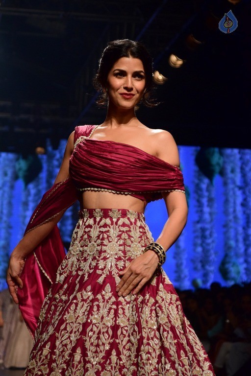 Celebrities at LFW Summer 2017 - 26 / 84 photos