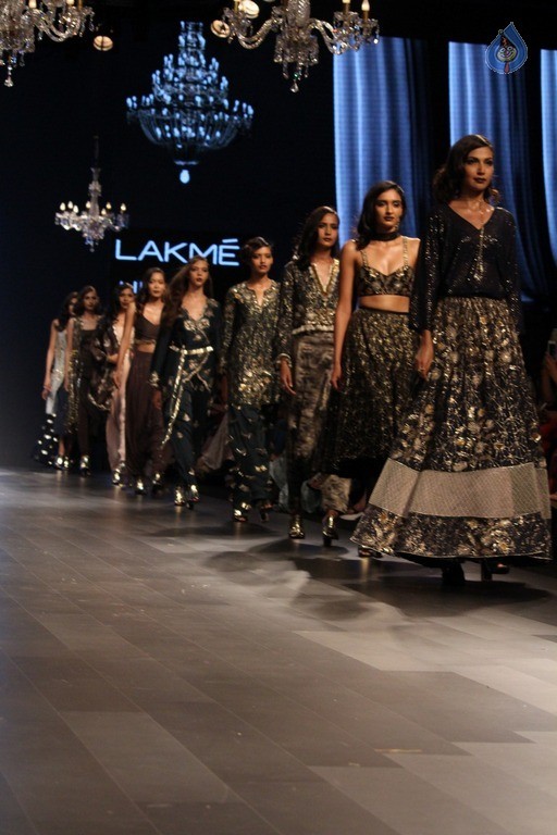 Celebrities at LFW Summer 2017 - 29 / 84 photos