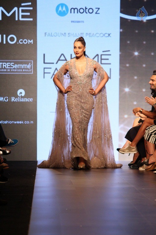 Celebrities at LFW Summer 2017 - 30 / 84 photos