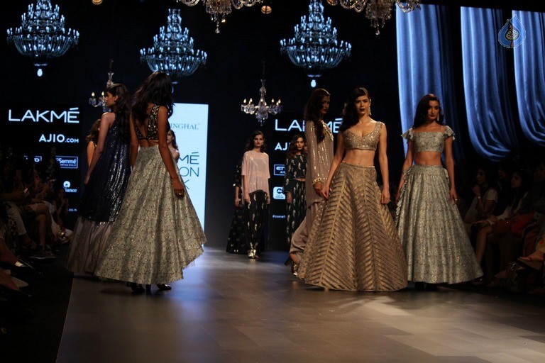 Celebrities at LFW Summer 2017 - 31 / 84 photos