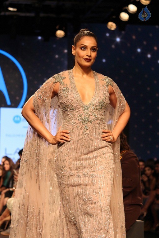 Celebrities at LFW Summer 2017 - 32 / 84 photos