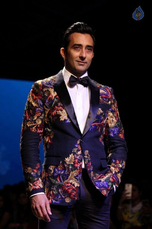 Celebrities at LFW Summer 2017 - 35 / 84 photos