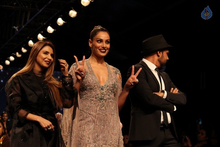 Celebrities at LFW Summer 2017 - 49 / 84 photos