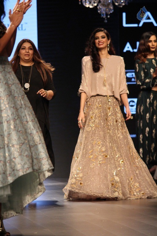 Celebrities at LFW Summer 2017 - 58 / 84 photos