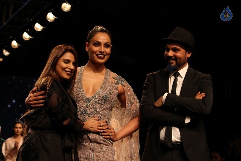 Celebrities at LFW Summer 2017 - 68 / 84 photos