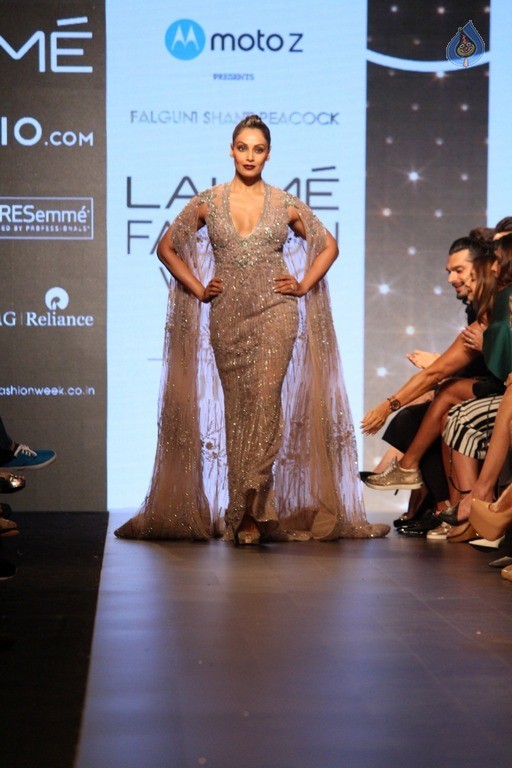 Celebrities at LFW Summer 2017 - 69 / 84 photos