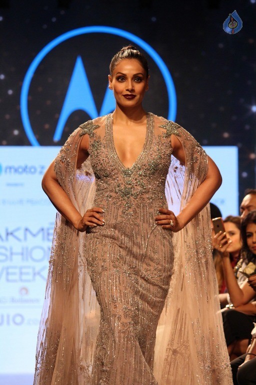 Celebrities at LFW Summer 2017 - 81 / 84 photos