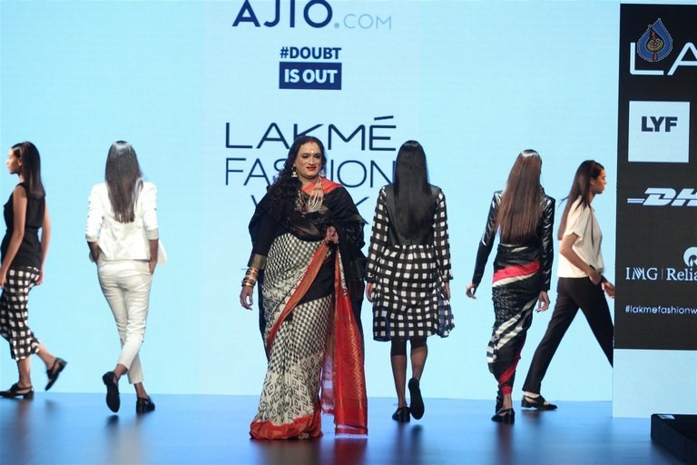 Celebrities at LFW Summer Resort 2016 - 13 / 61 photos