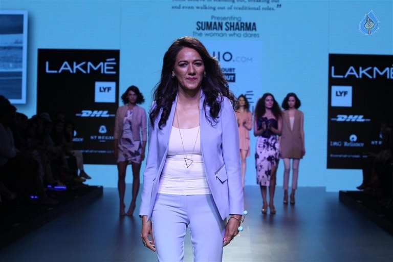 Celebrities at LFW Summer Resort 2016 - 26 / 61 photos