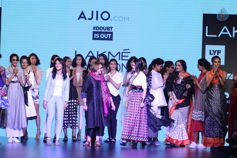 Celebrities at LFW Summer Resort 2016 - 32 / 61 photos