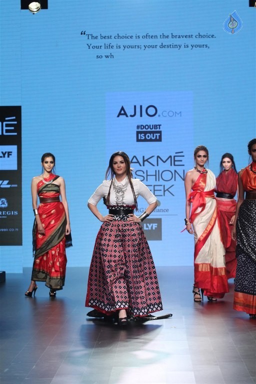 Celebrities at LFW Summer Resort 2016 - 35 / 61 photos