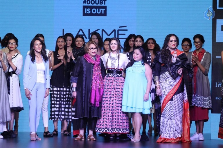 Celebrities at LFW Summer Resort 2016 - 38 / 61 photos