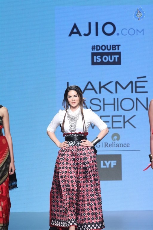 Celebrities at LFW Summer Resort 2016 - 46 / 61 photos