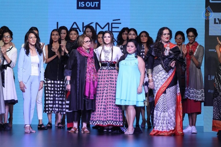 Celebrities at LFW Summer Resort 2016 - 48 / 61 photos