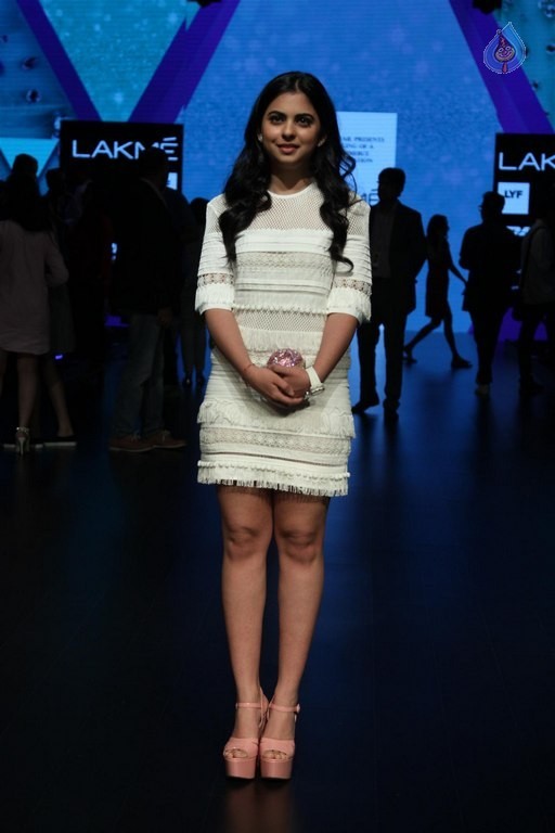 Celebrities at LFW Summer Resort 2016 - 59 / 61 photos