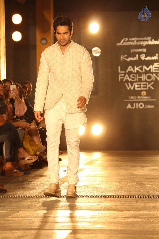 Celebrities at LFW Summer Resort 2017 - 3 / 71 photos