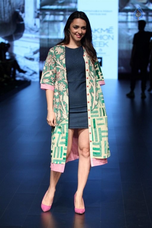 Celebrities at LFW Summer Spring 2016 Day 2 - 11 / 54 photos