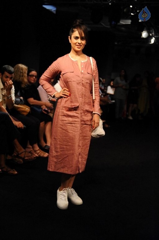 Celebrities at LFW Summer Spring 2016 Day 2 - 35 / 54 photos