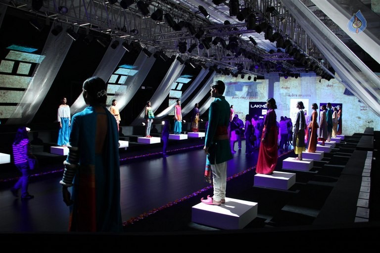 Celebrities at LFW Summer Spring 2016 Day 2 - 39 / 54 photos