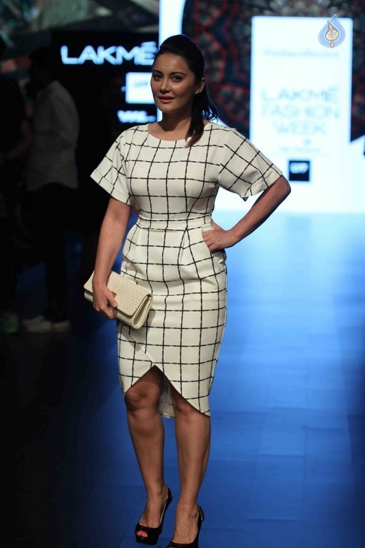Celebrities at LFW Summer Spring 2016 Day 2 - 42 / 54 photos