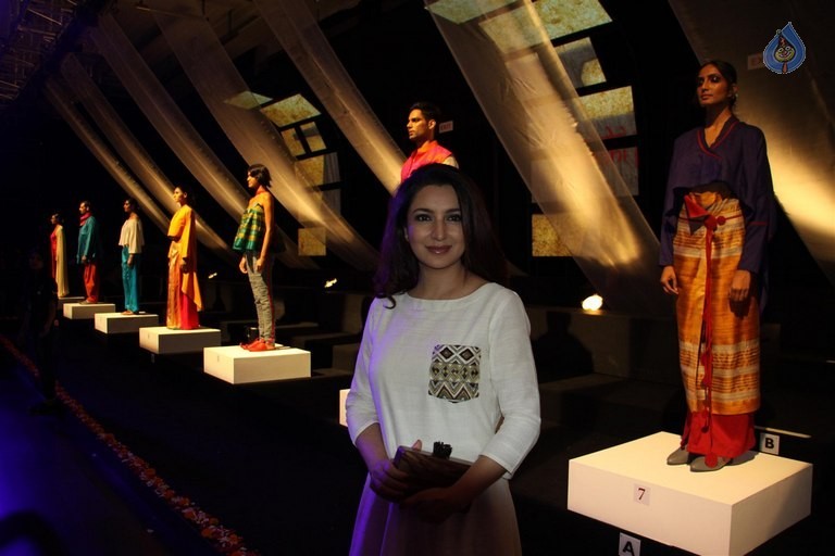 Celebrities at LFW Summer Spring 2016 Day 2 - 49 / 54 photos