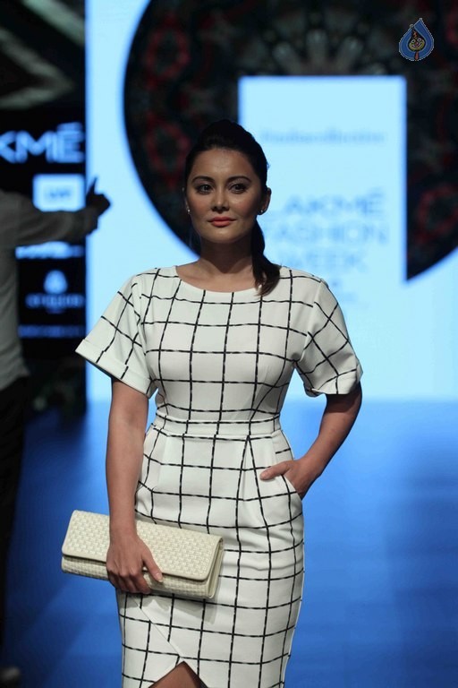 Celebrities at LFW Summer Spring 2016 Day 2 - 53 / 54 photos