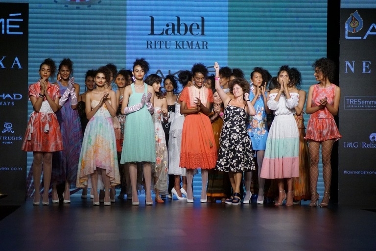 Celebrities at LFW Winter 2017 Show - 4 / 40 photos