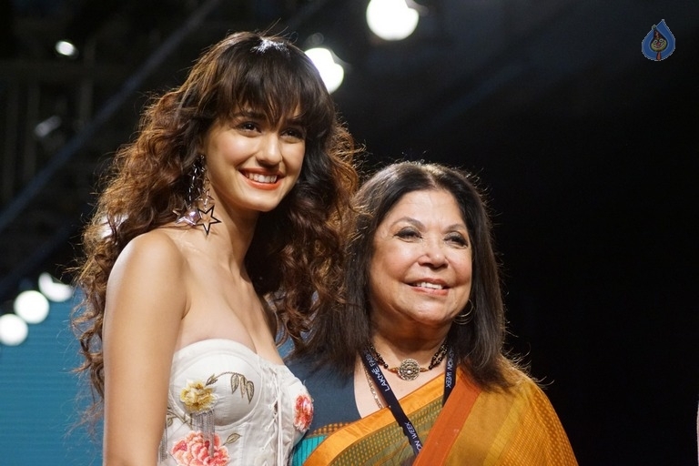 Celebrities at LFW Winter 2017 Show - 10 / 40 photos