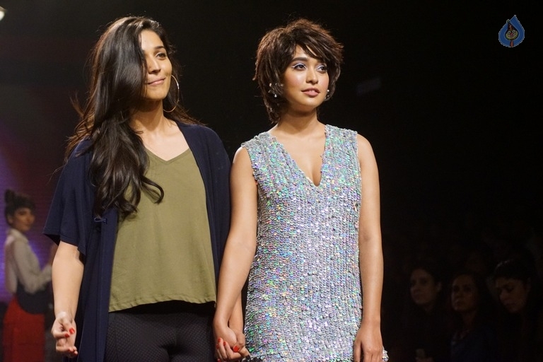 Celebrities at LFW Winter 2017 Show - 11 / 40 photos