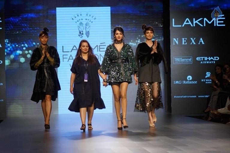 Celebrities at LFW Winter 2017 Show - 13 / 40 photos