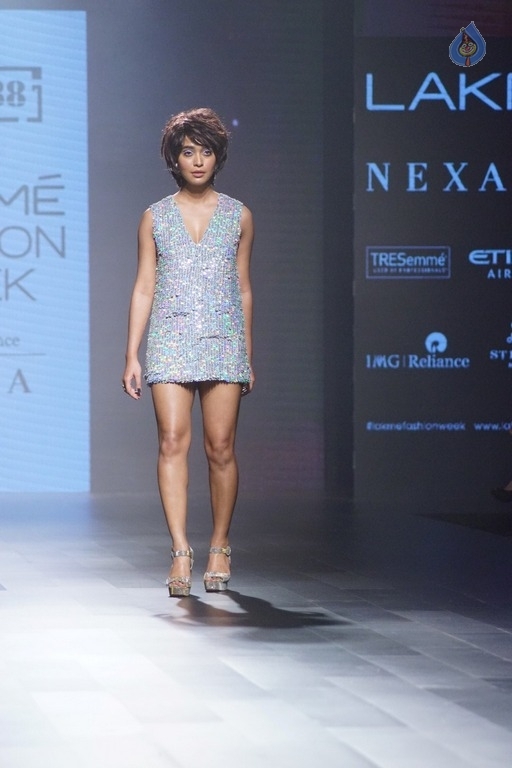 Celebrities at LFW Winter 2017 Show - 19 / 40 photos