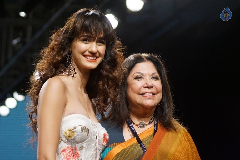 Celebrities at LFW Winter 2017 Show - 30 / 40 photos