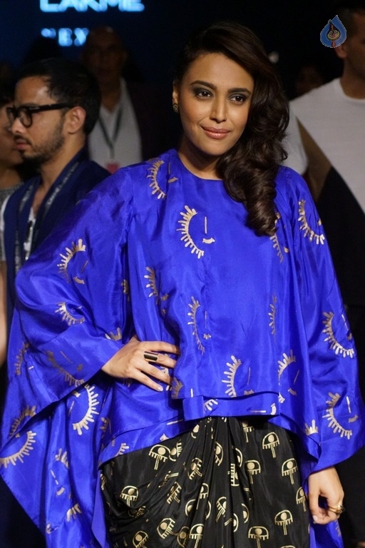 Celebrities at LFW Winter 2017 Show - 31 / 40 photos