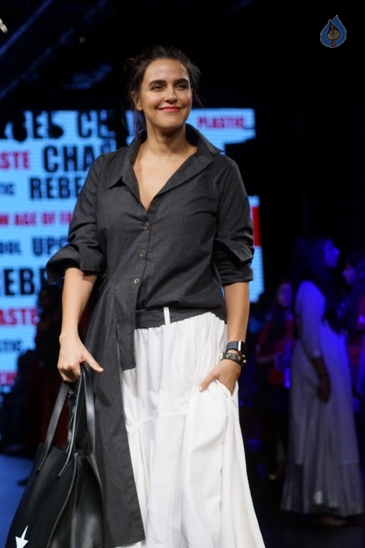 Celebrities at LFW Winter 2017 Show - 38 / 40 photos