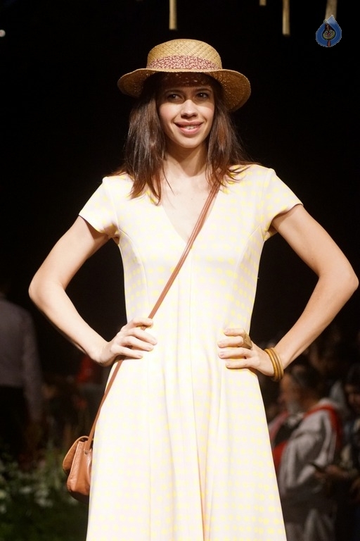 Celebrities at LFW Winter 2017 Show - 39 / 40 photos